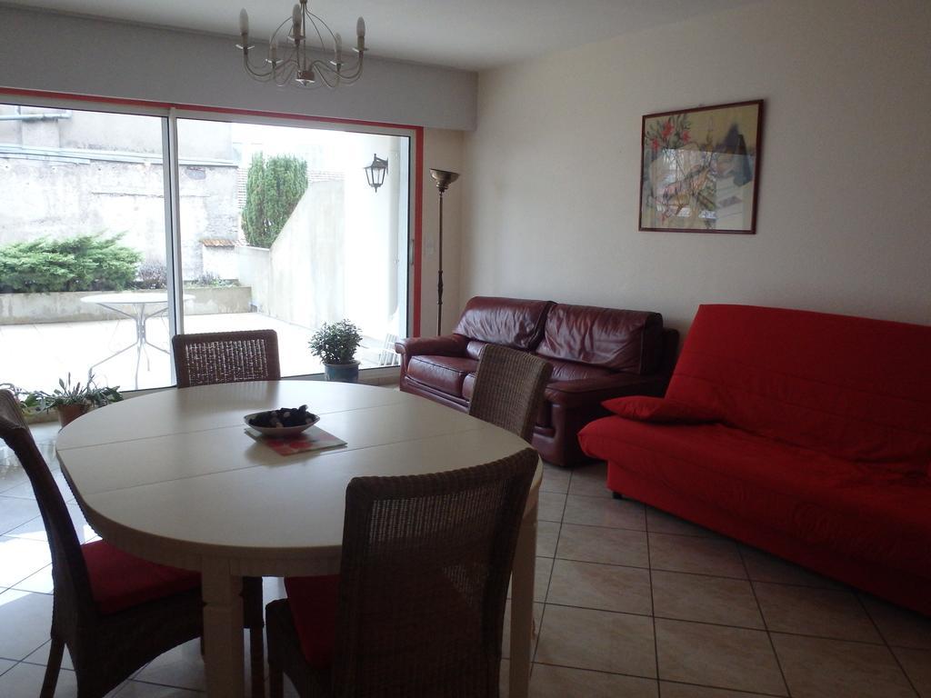 Le Moulin Des Pres Avec Terrasse Apartment Vesoul Bilik gambar